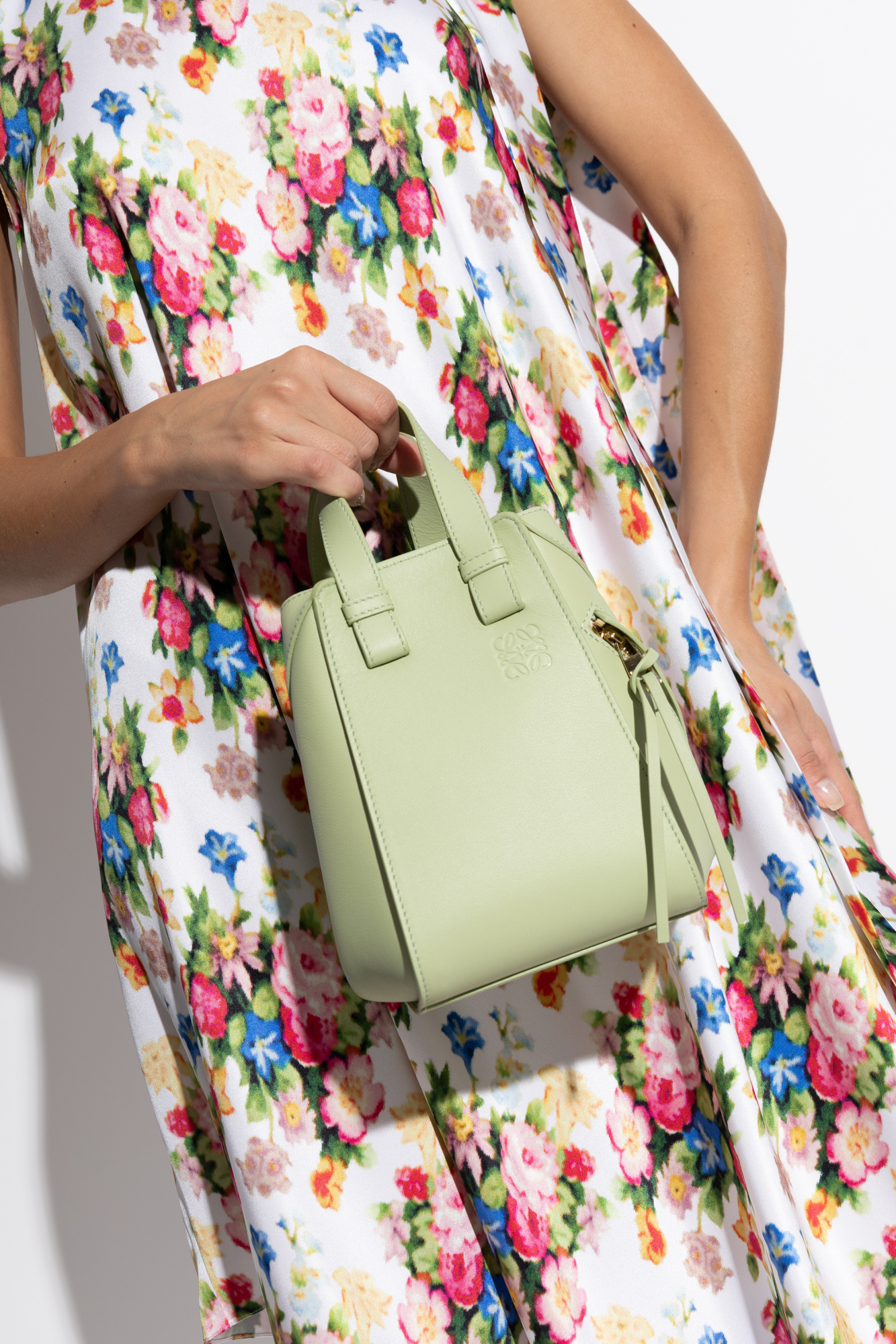 LOEWE ロエベ HAMMOCK TULIP MEDIUM BAG 38766XT38 1100 Loewe | The story of a hammock bag